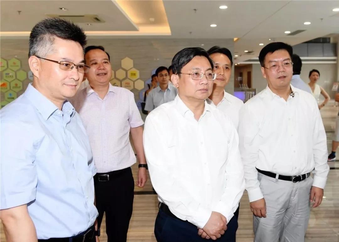 张敬华实地考察南京金鱼嘴基金街区